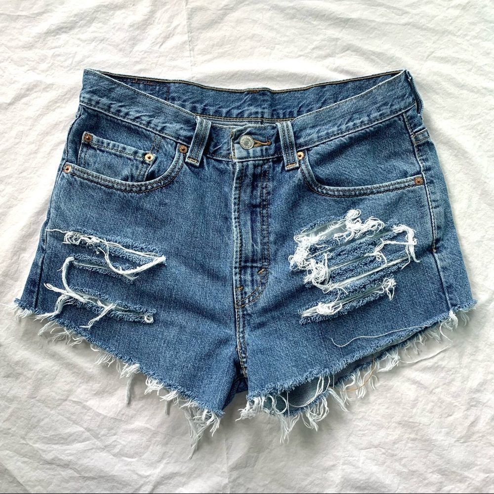 Levi’s Distressed Denim Cutoff Shorts 32 Medium Wash